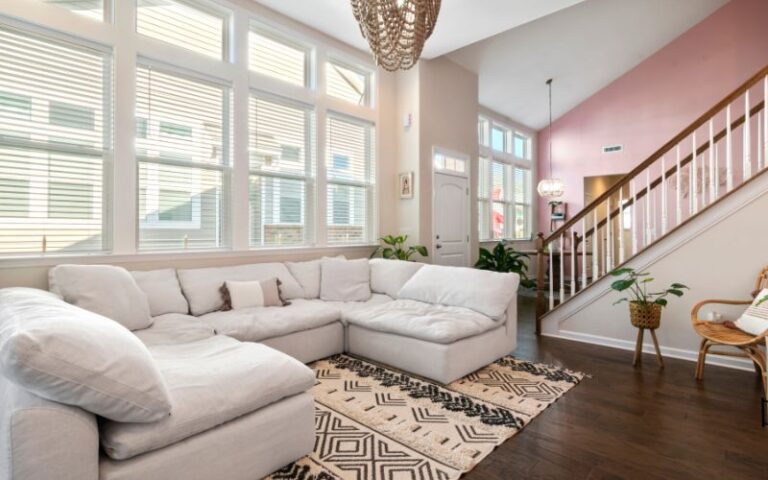 10 Best Ideas for Styling Living Rooms with Tall Windows